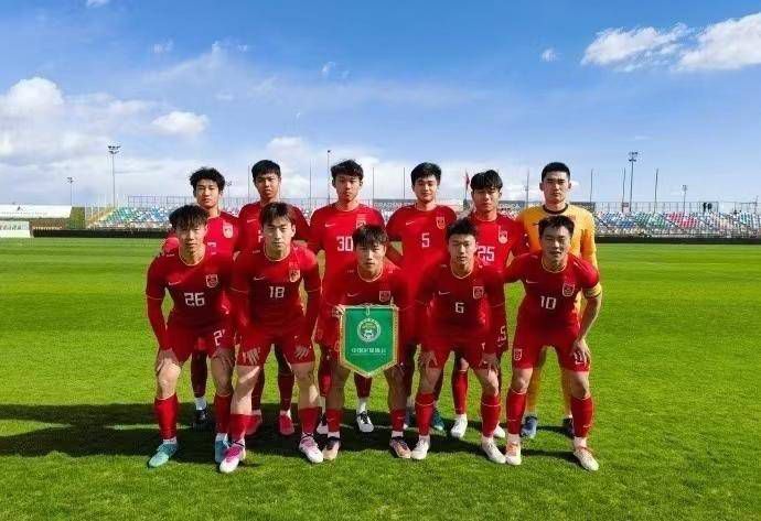 他们来的时候确实看到了酒店的安保工作，每一个进来的旅客都要检查行李、做全套安检与登记，确实非常严格，如果不是工作人员，是不可能混进来的。